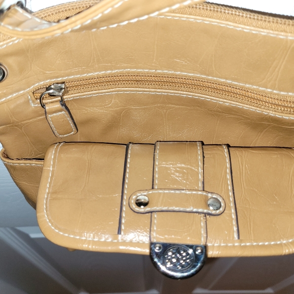 💚 A tan/ gold color polypropylene cross body purse - Picture 3 of 4